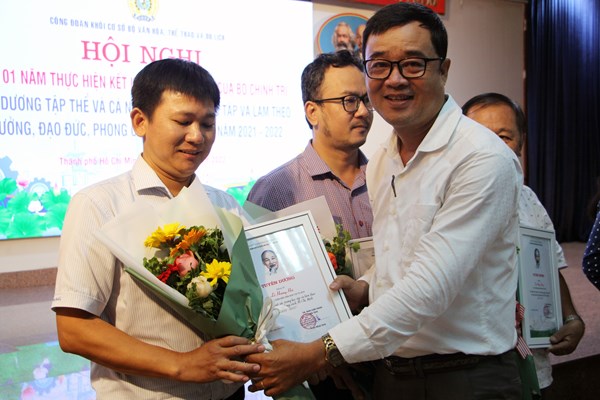 Công đoàn khối cơ sở Bộ VHTTDL tuyên dương gương điển hình học tập và làm theo Bác, gia đình tiêu biểu và học sinh giỏi năm 2022 - Anh 3