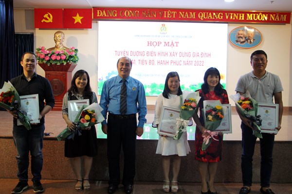 Công đoàn khối cơ sở Bộ VHTTDL tuyên dương gương điển hình học tập và làm theo Bác, gia đình tiêu biểu và học sinh giỏi năm 2022 - Anh 4