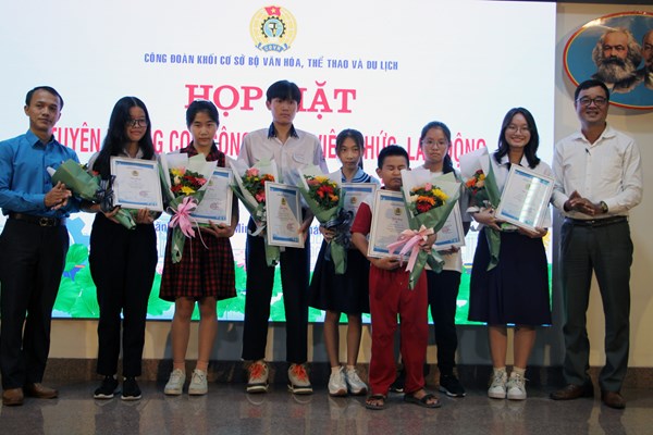 Công đoàn khối cơ sở Bộ VHTTDL tuyên dương gương điển hình học tập và làm theo Bác, gia đình tiêu biểu và học sinh giỏi năm 2022 - Anh 5