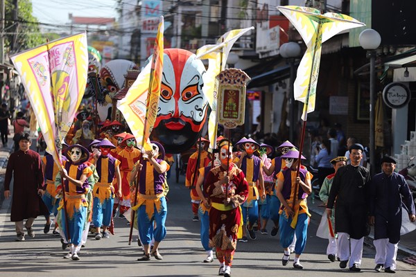 Lần đầu tiên quảng diễn và rước mặt nạ tuồng tại Festival Huế - Anh 1