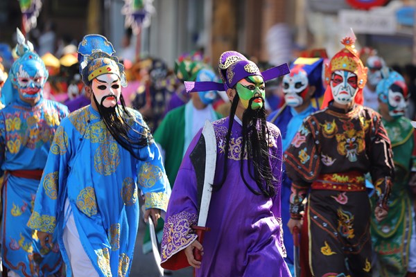 Lần đầu tiên quảng diễn và rước mặt nạ tuồng tại Festival Huế - Anh 7