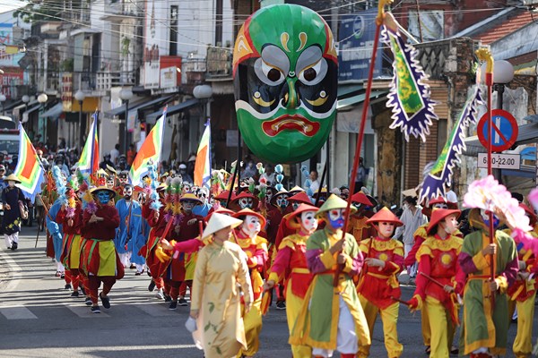Lần đầu tiên quảng diễn và rước mặt nạ tuồng tại Festival Huế - Anh 2