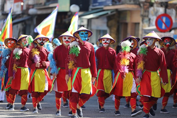 Lần đầu tiên quảng diễn và rước mặt nạ tuồng tại Festival Huế - Anh 3