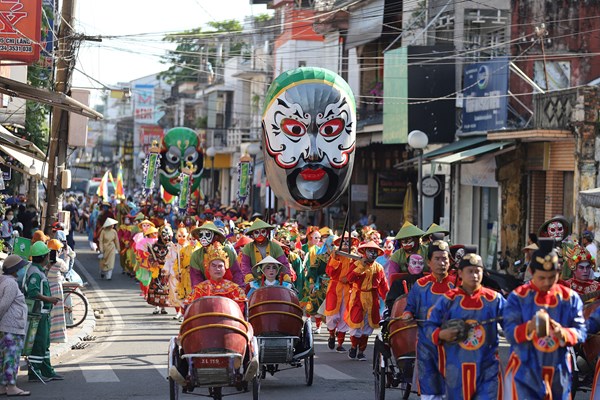 Lần đầu tiên quảng diễn và rước mặt nạ tuồng tại Festival Huế - Anh 8