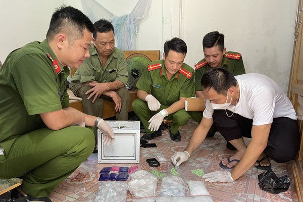 Triệt xóa điểm mua bán ma túy với số lượng lớn - Anh 2