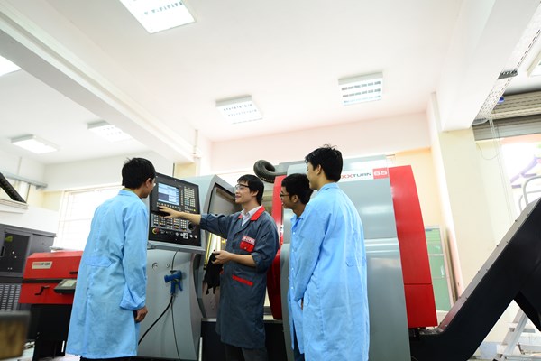 Học phí đại học tăng gấp 2 - 3 lần: Còn chỗ cho sinh viên nghèo? - Anh 1