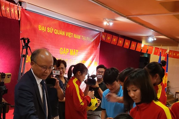 Đội tuyển nữ Việt Nam ra sân tập trong ngày đầu tiên tới Pháp - Anh 2