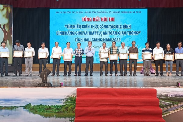 Hậu Giang: Biểu dương gia đình văn hóa, người tốt việc tốt tiêu biểu - Anh 2