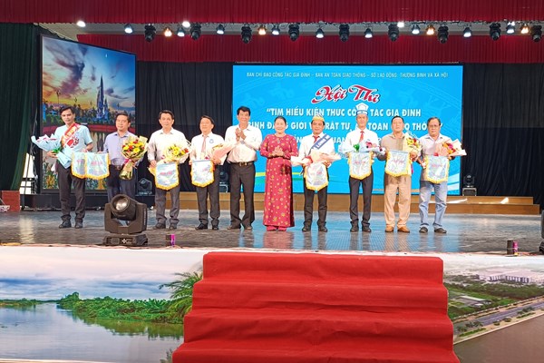 Hậu Giang: Biểu dương gia đình văn hóa, người tốt việc tốt tiêu biểu - Anh 1