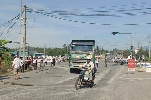 Quảng Ngãi: Tài xế lái xe bỏ chạy sau khi tông chết người - Anh 1