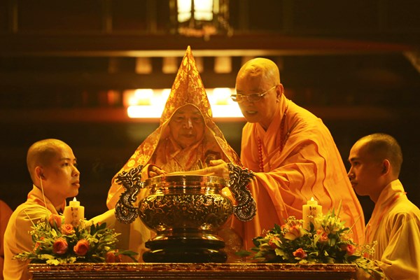 Huế: Thả 20.000 hoa đăng cầu mong đất nước thanh bình - Anh 1