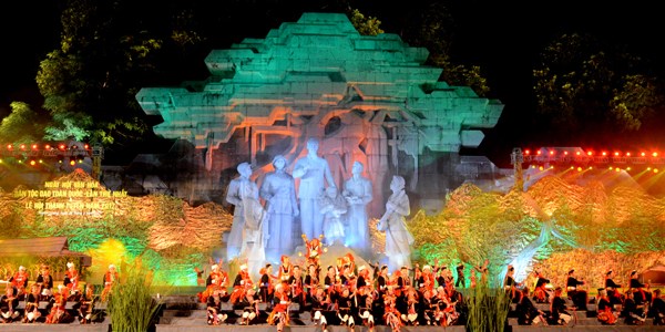 Gan 2000 nghe nhan, dien vien tham gia Ngay hoi van hoa dan toc Dao toan quoc - Anh 1