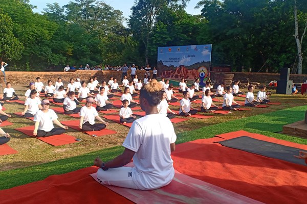 Trình diễn Yoga tại Khu đền tháp Mỹ Sơn - Anh 2