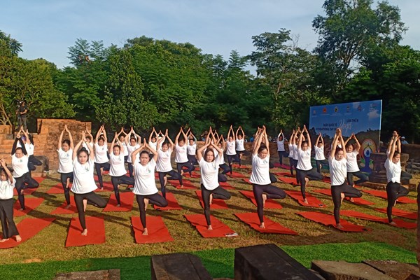 Trình diễn Yoga tại Khu đền tháp Mỹ Sơn - Anh 1