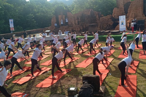 Trình diễn Yoga tại Khu đền tháp Mỹ Sơn - Anh 3