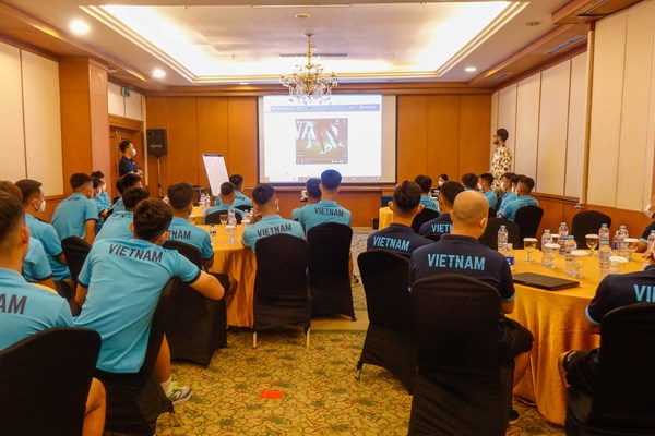 Cầu thủ U19 Việt Nam được phổ biến về phòng, chống tiêu cực trong bóng đá - Anh 2