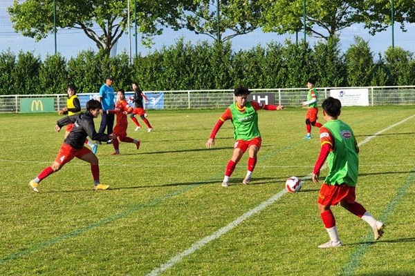 Tuyển nữ Việt Nam làm quen sân thi đấu ở chuyến tập huấn Pháp - Anh 1