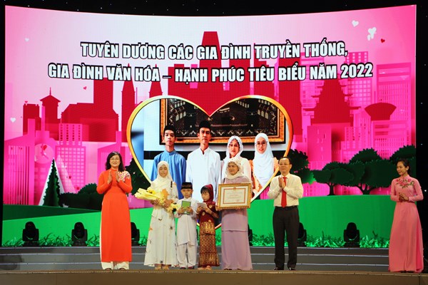 TP.HCM: Tuyên dương 88 gia đình văn hóa - hạnh phúc tiêu biểu - Anh 3