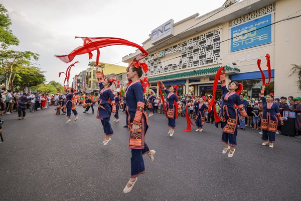 Gần 180.000 lượt khách đến Huế trong Tuần lễ Festival Huế 2022 - Anh 3