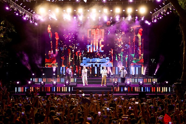 Gần 180.000 lượt khách đến Huế trong Tuần lễ Festival Huế 2022 - Anh 1
