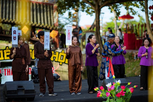 Gần 180.000 lượt khách đến Huế trong Tuần lễ Festival Huế 2022 - Anh 2