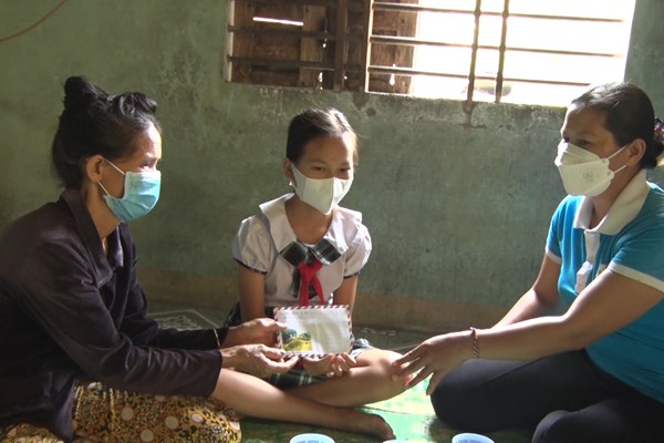 “Mẹ đỡ đầu” nâng cánh ước mơ cho trẻ em mồ côi Quảng Ngãi - Anh 2