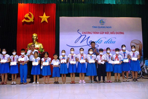 “Mẹ đỡ đầu” nâng cánh ước mơ cho trẻ em mồ côi Quảng Ngãi - Anh 4