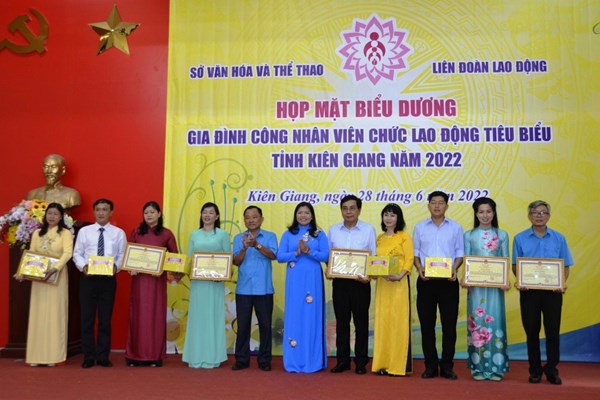 Kiên Giang khen thưởng gia đình công nhân, viên chức, lao động tiêu biểu - Anh 1