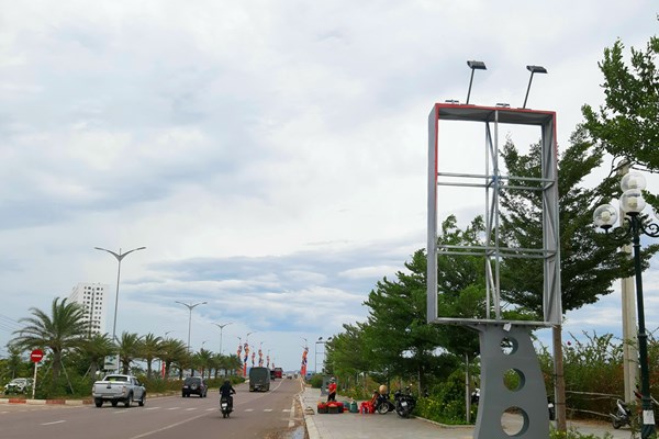 Xây dựng các công trình quảng cáo trên nhiều tuyến đường ở TP Quy Nhơn: “Tuýt còi” một đơn vị quảng cáo ngoài trời sai quy định - Anh 1