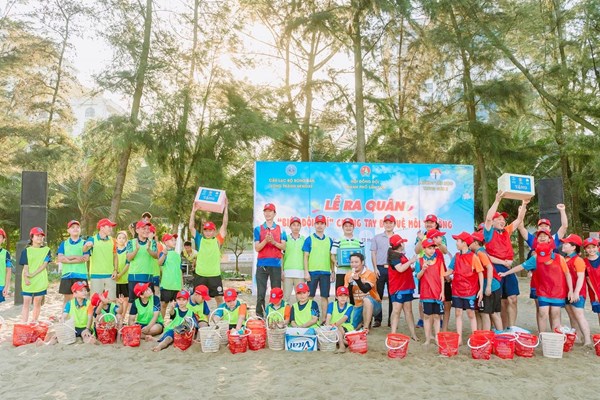 "Biệt đội nhí" bảo vệ môi trường ở biển Sầm Sơn - ảnh 1