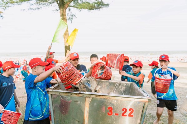 "Biệt đội nhí" bảo vệ môi trường ở biển Sầm Sơn - ảnh 3