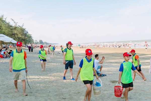 "Biệt đội nhí" bảo vệ môi trường ở biển Sầm Sơn - ảnh 2