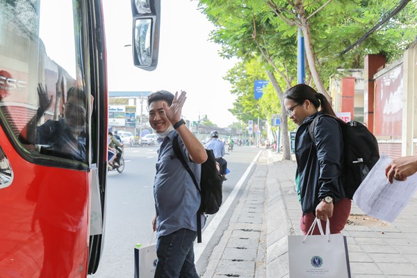 50 cán bộ, giảng viên ĐH Luật TP.HCM tham gia coi thi tại Bình Thuận - Anh 1