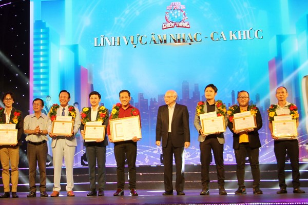 Trao tặng giải thưởng các tác phẩm VHNT về phòng, chống Covid-19 - Anh 5