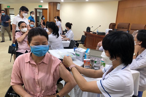 Phát động chiến dịch vắc xin phòng Covid-19 mũi 3 và mũi 4 cho cán bộ, công chức, viên chức và người lao động - Anh 2