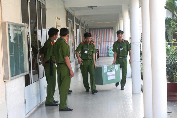 Tổ chức các chuyến phà riêng vận chuyển đề thi tốt nghiệp THPT ra đảo - Anh 1