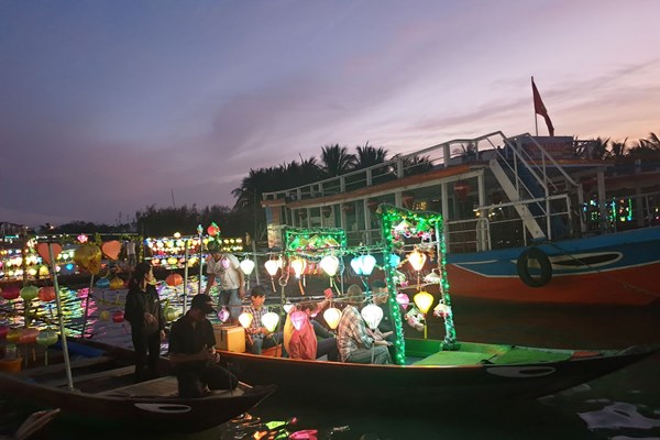 Hội An chấn chỉnh, xây dựng ghe bơi du lịch thành sản phẩm văn hóa - Anh 1
