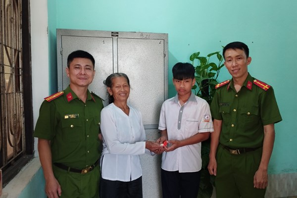 Quảng Bình: Một học sinh lớp 7 trả lại 2 chiếc nhẫn vàng của bà cụ đánh rơi - Anh 1