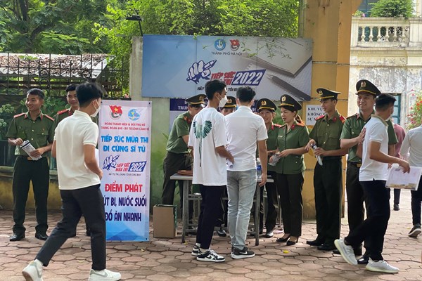 Thí sinh bắt đầu ngày thi đầu tiên kỳ thi tốt nghiệp THPT năm 2022 - Anh 2