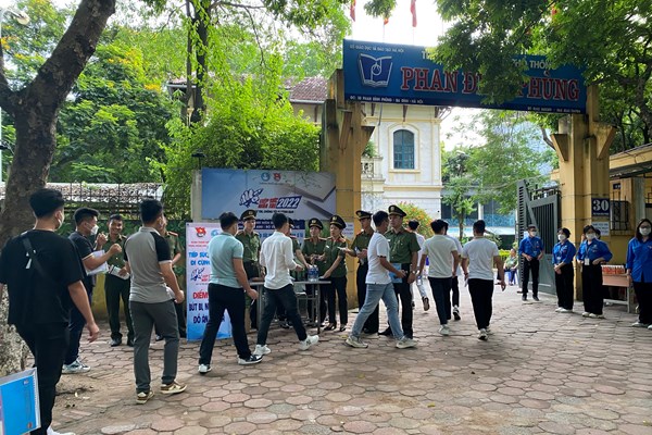 Thí sinh bắt đầu ngày thi đầu tiên kỳ thi tốt nghiệp THPT năm 2022 - Anh 3