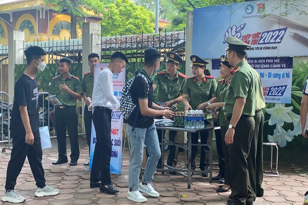 Thí sinh bắt đầu ngày thi đầu tiên kỳ thi tốt nghiệp THPT năm 2022 - Anh 4