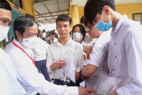Thí sinh bắt đầu ngày thi đầu tiên kỳ thi tốt nghiệp THPT năm 2022 - Anh 10