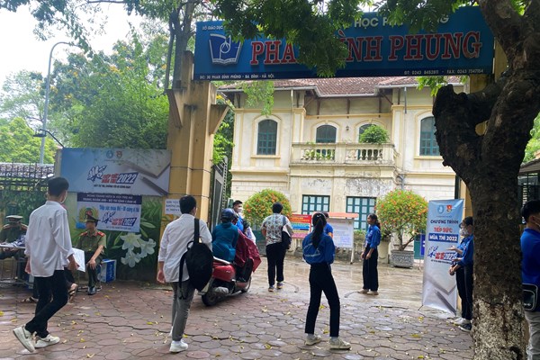 Những hình ảnh đẹp tại các điểm thi ở Hà Nội - Anh 1