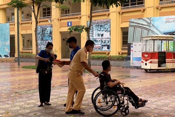 Những hình ảnh đẹp tại các điểm thi ở Hà Nội - Anh 2