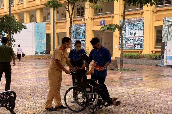 Những hình ảnh đẹp tại các điểm thi ở Hà Nội - Anh 3