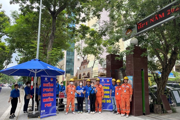 Những hình ảnh đẹp tại các điểm thi ở Hà Nội - Anh 5