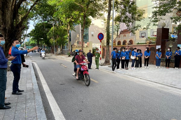 Những hình ảnh đẹp tại các điểm thi ở Hà Nội - Anh 6