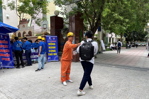 Những hình ảnh đẹp tại các điểm thi ở Hà Nội - Anh 8