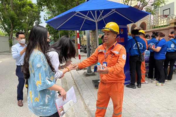 Những hình ảnh đẹp tại các điểm thi ở Hà Nội - Anh 7