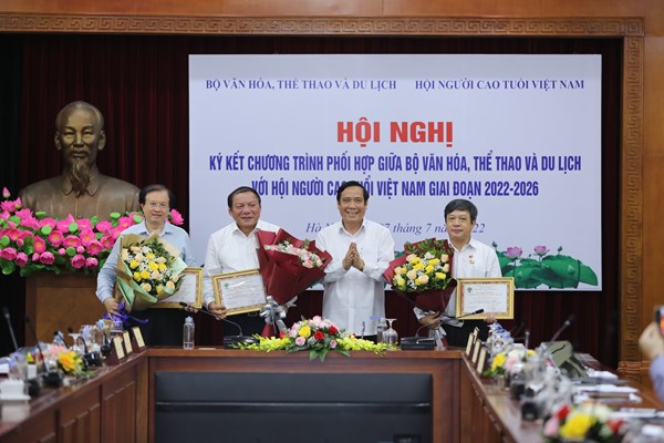 Bộ trưởng Nguyễn Văn Hùng: Phát huy sức mạnh của người  cao tuổi là nền tảng giữ gìn những giá trị tốt đẹp truyền thống cho gia đình - Anh 4